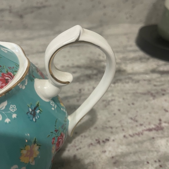Elegant Floral Teapot in Blue and White - Picture 6 of 7